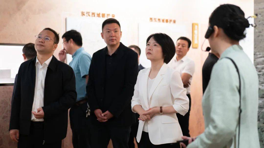 丽水市人民政府副市长卢彩柳与新疆阿克苏地区新和县县委书记李俊杰