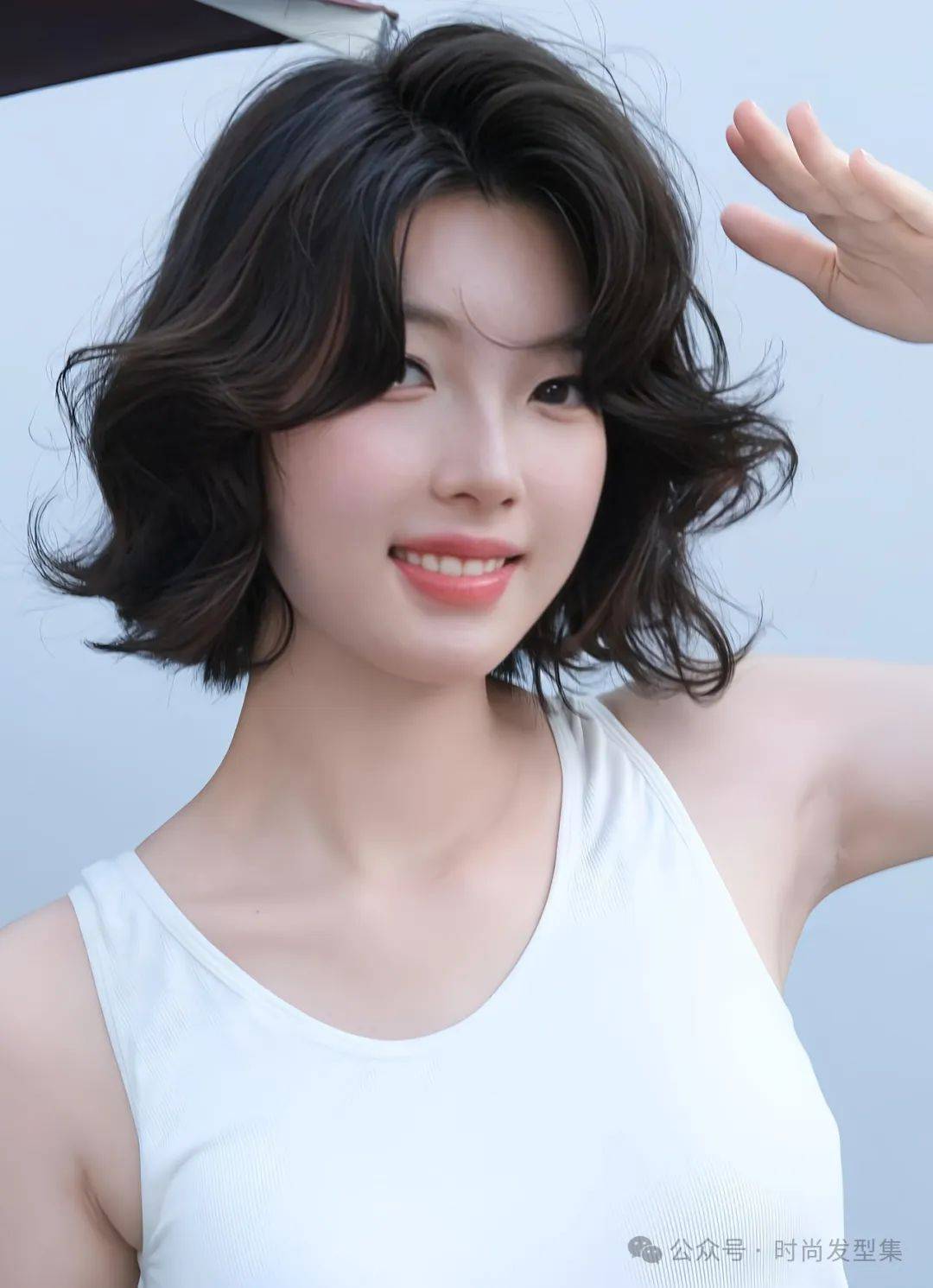 短发烫发是许多追求时尚的女性的热门选择之一尤其在这个季节剪短