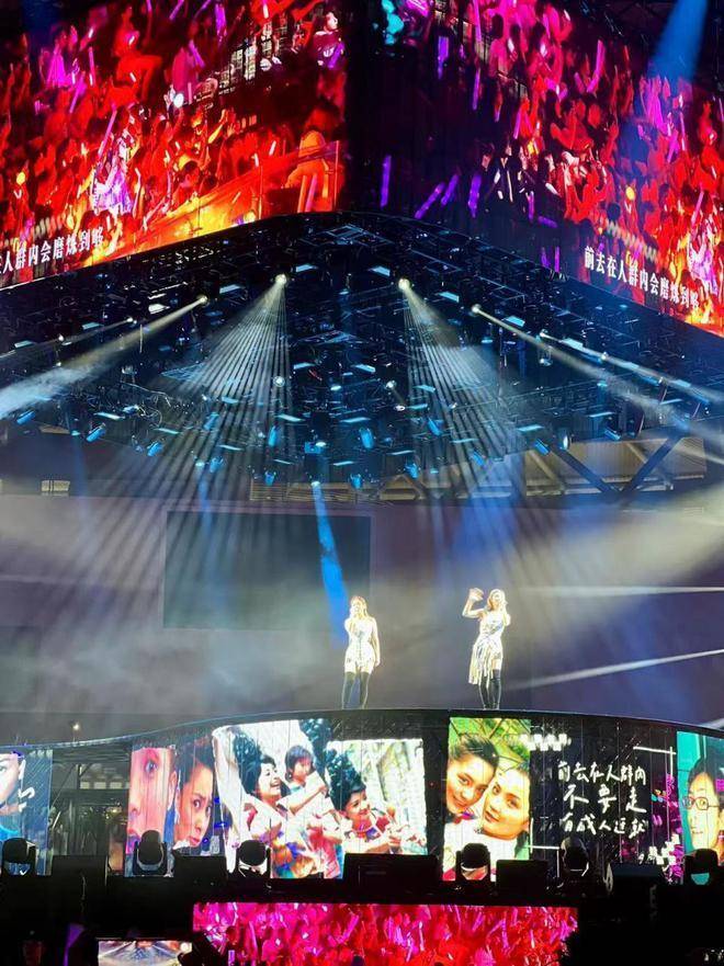 曝蔡卓妍爸爸现身Twins演唱会！蔡卓妍爸爸打扮朴素，撞脸林子祥