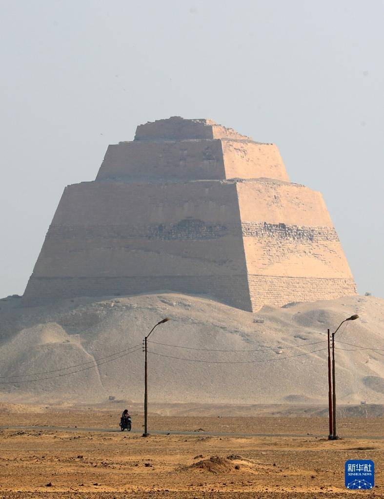 探访美杜姆金字塔