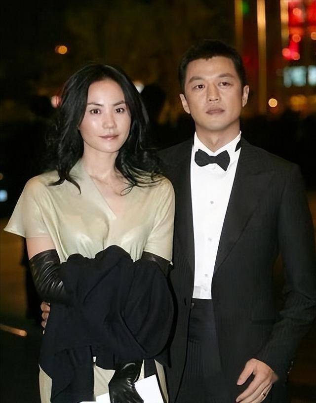 55岁的王菲凭什么能被谢霆锋深爱这么多年,其实真相俗套又露骨