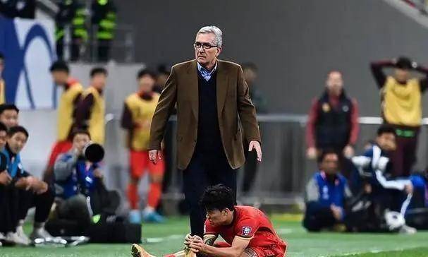 取胜仅一天!国足官宣解散,弃用3人,续约伊万,足协重奖,冲前2