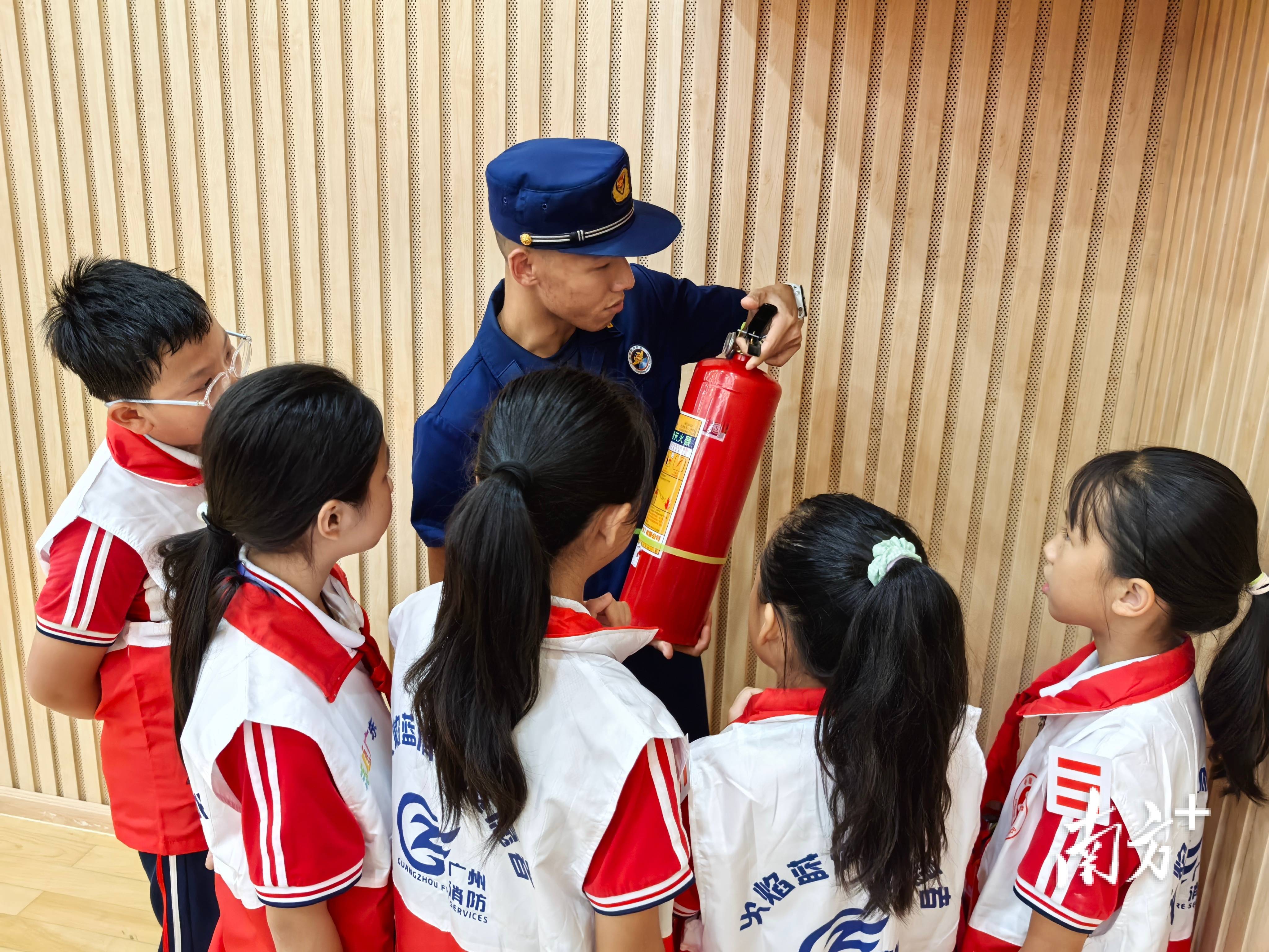 广州千名"小小消防志愿宣传员"携手进社区