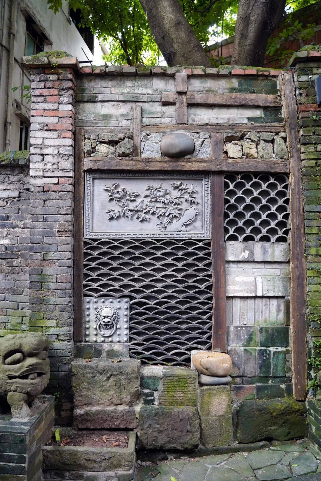 以前这里的民居多是由木条,青砖,灰瓦,石雕和屏风墙构成的传统四合院