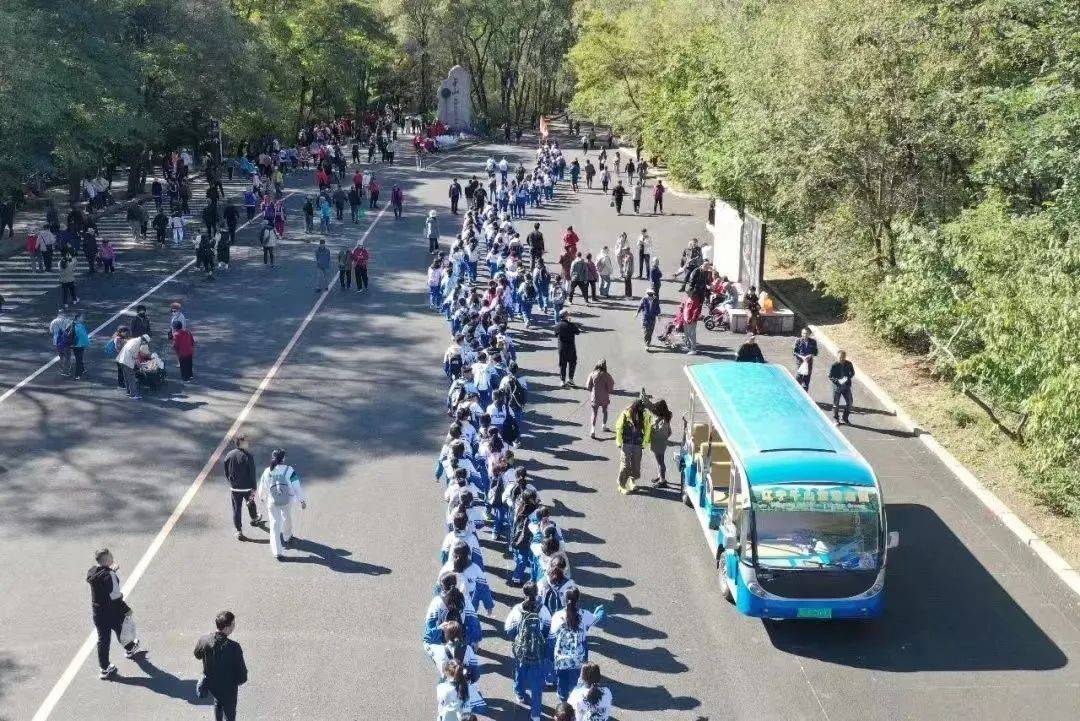 走进社会大课堂——中小学生深入开展研学实践活动