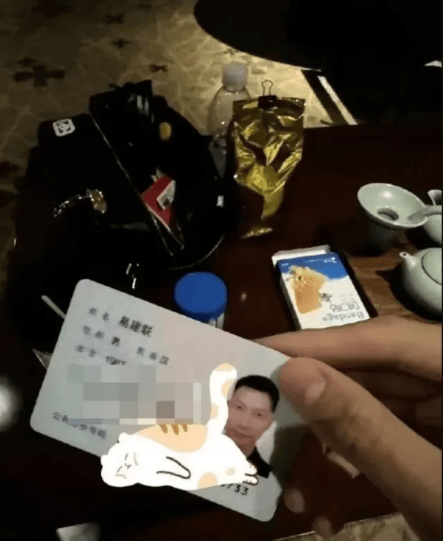 他被爆不仅出轨,还出柜?