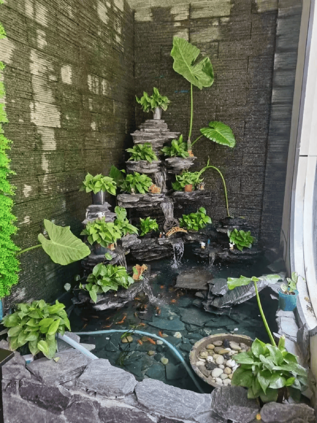 给你的阳台建个假山鱼池,太美了