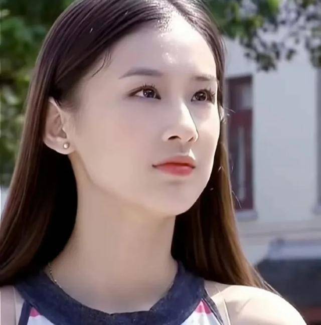这个发型好看,充满了时髦感.穿白衬衫的黄圣依,好清纯,好少女!