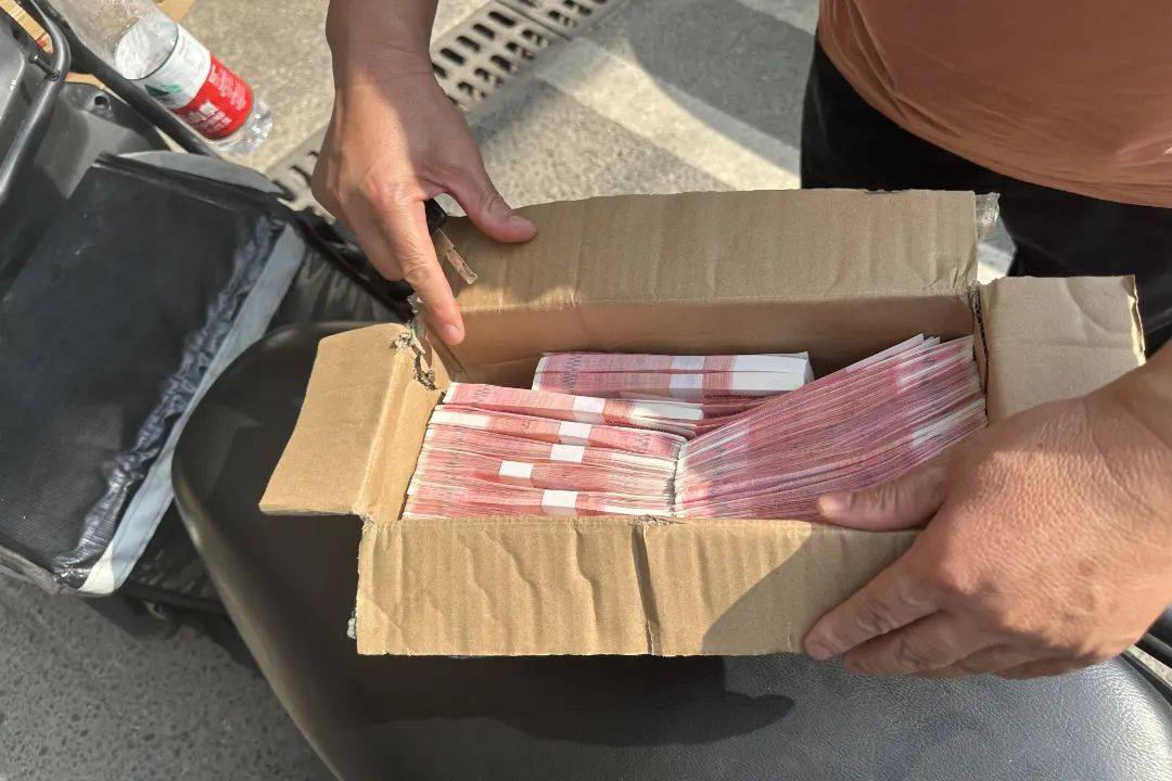 水果箱内,惊现12万现金!
