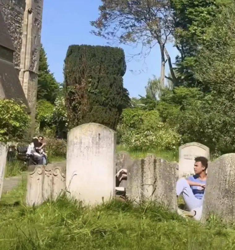 坟头蹦迪也太超前了