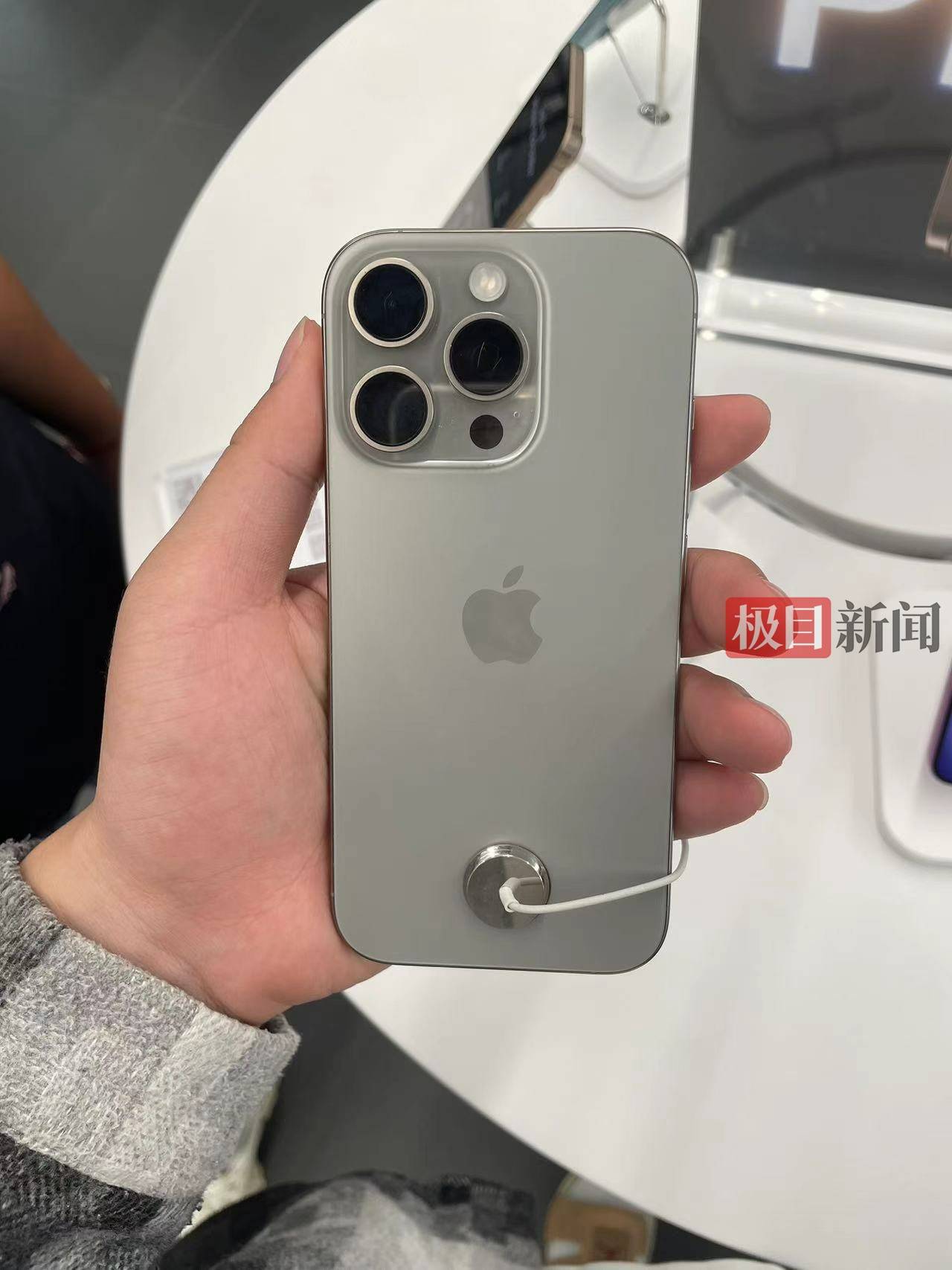 发售仅一个月，iphone16全系巨幅降价！网友：你不买我不买，月底还能降800