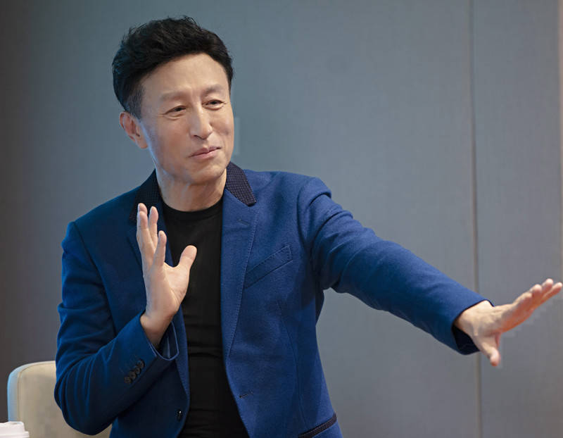 作为华裔演员,他曾以音乐剧《西贡小姐》主演身份在百老汇连续演出达