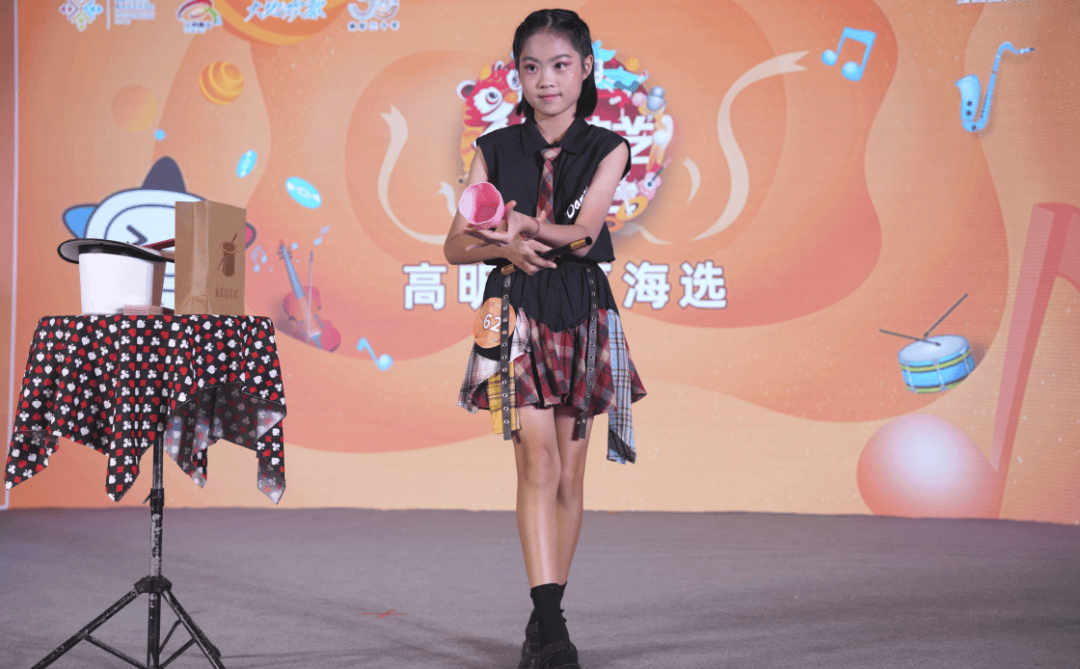 服务践行文明生活的生动写照向左滑动查看更多专业评委何静雯高明区