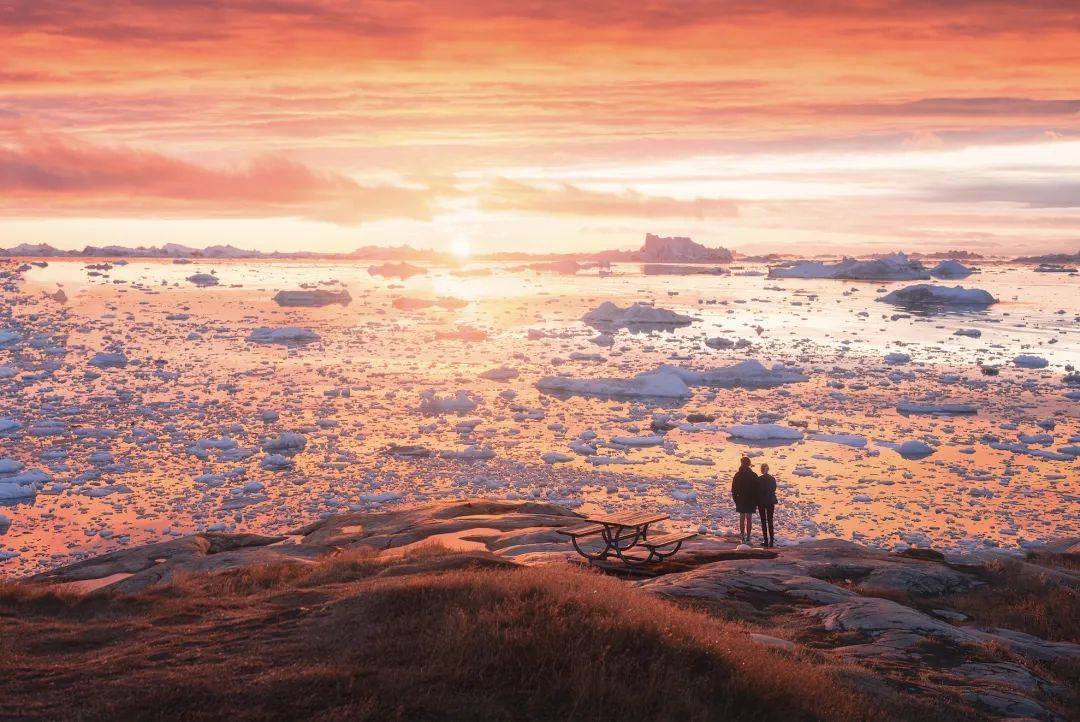 的眼前,身后都是一大片一大片的冰川,几乎拿起摄像机来就是一张风景照