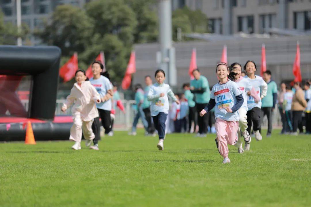 大课间跑步队形变换图片