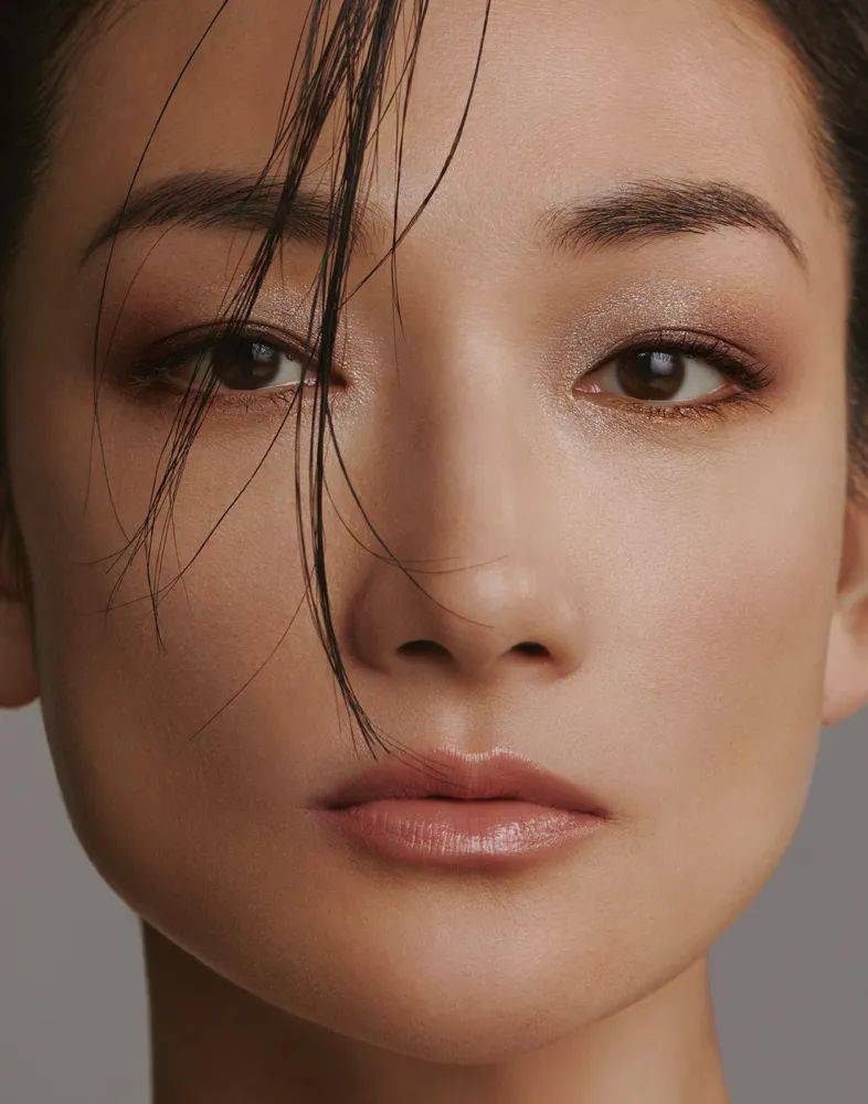 富永爱登上《VOGUE》日本版2025年1月号，25周年纪念的特刊！