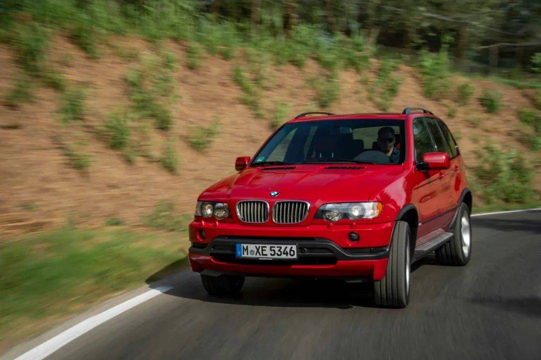 实拍伊莫拉红初代宝马x5,够硬汉够激情!