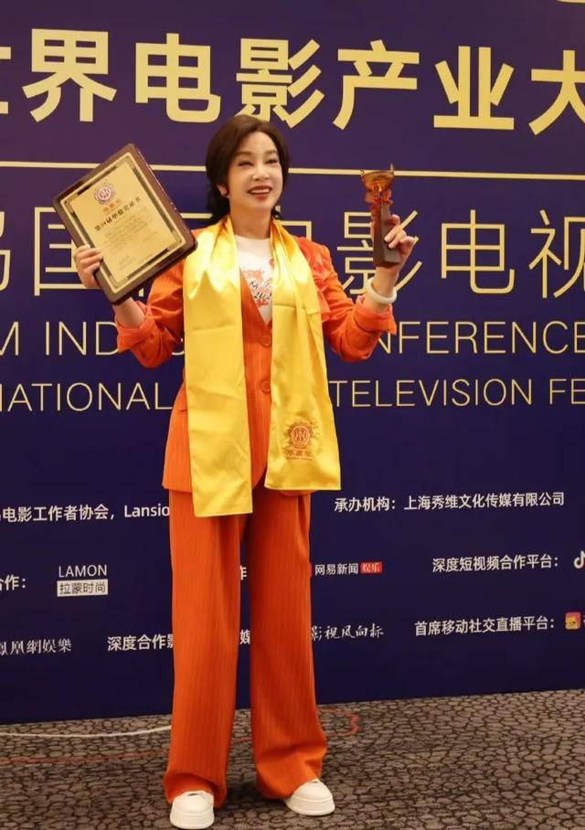 恭喜刘晓庆获得终身成就奖,花儿还是那样红,被她这个造型美到了