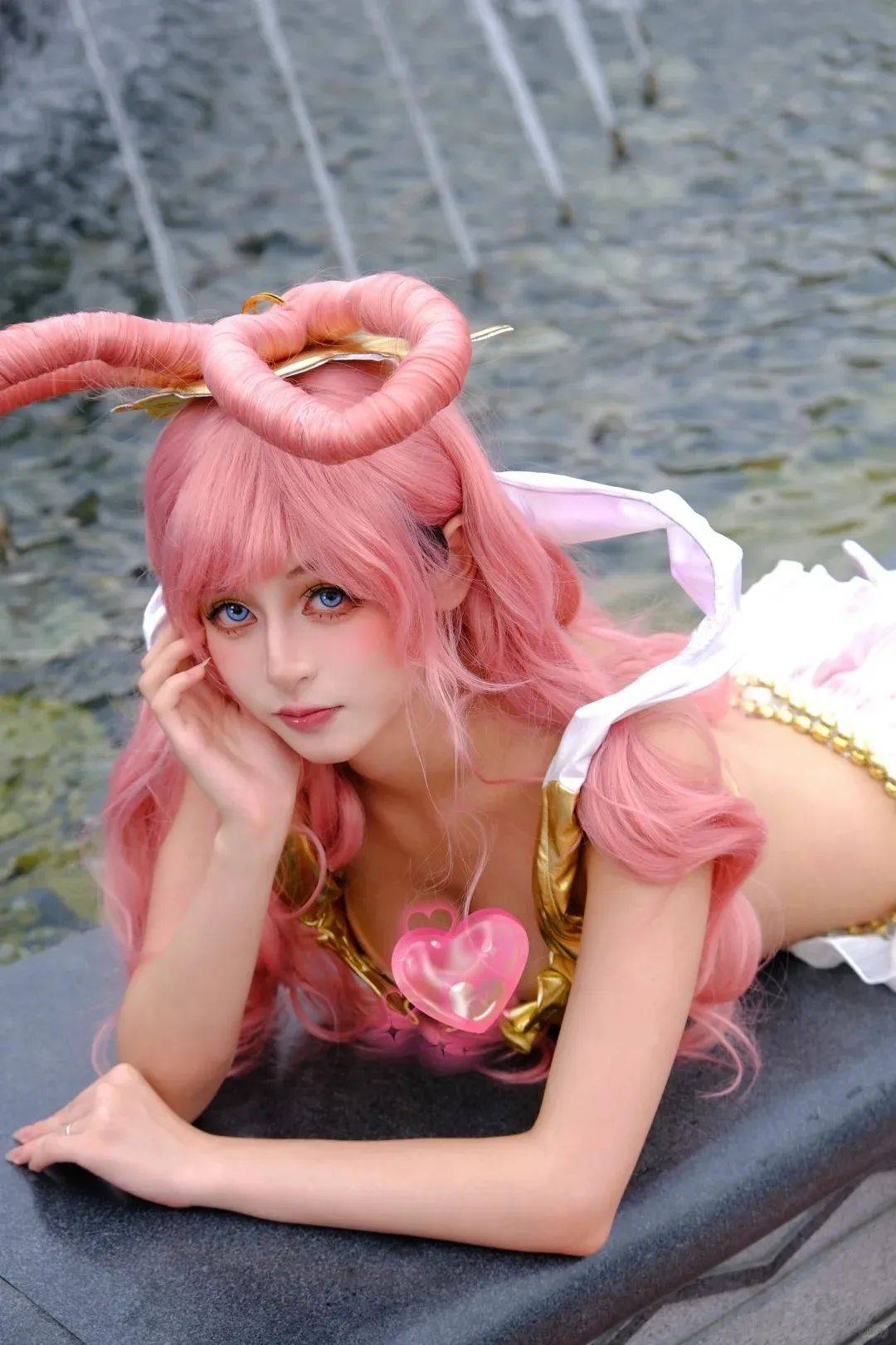 海贼王白星cos,这身材一定很绝