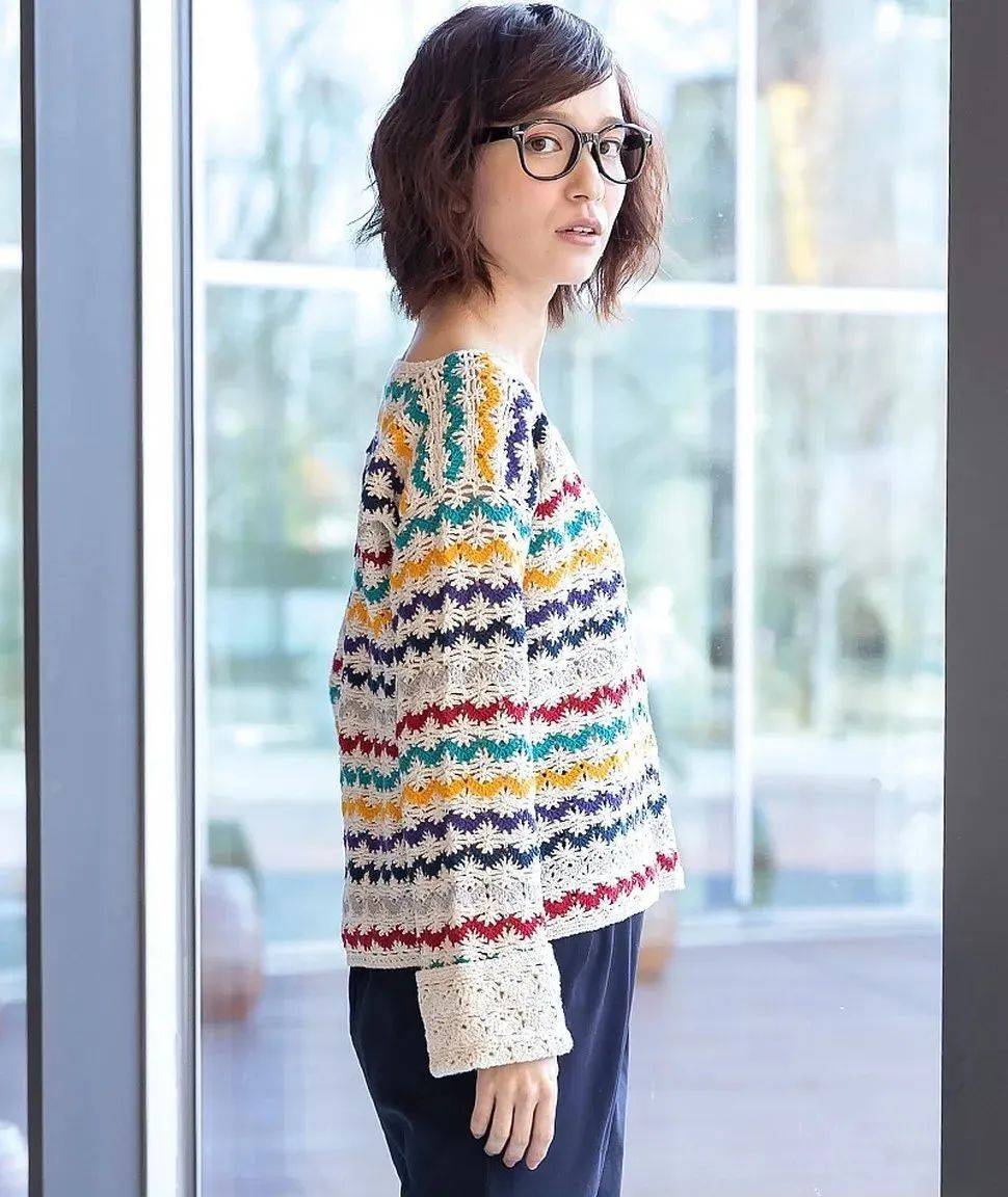 色彩斑斓的钩针彩色条纹套头衫,秋冬你也可以备一件