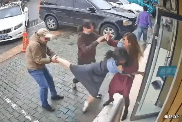 公职夫妻因挪车将女子打骨折，想40万私了？通报来了