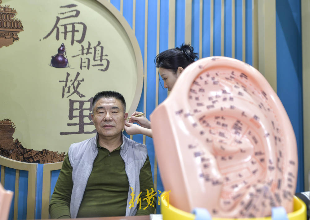 体验中医养生之道 感受非遗传承魅力