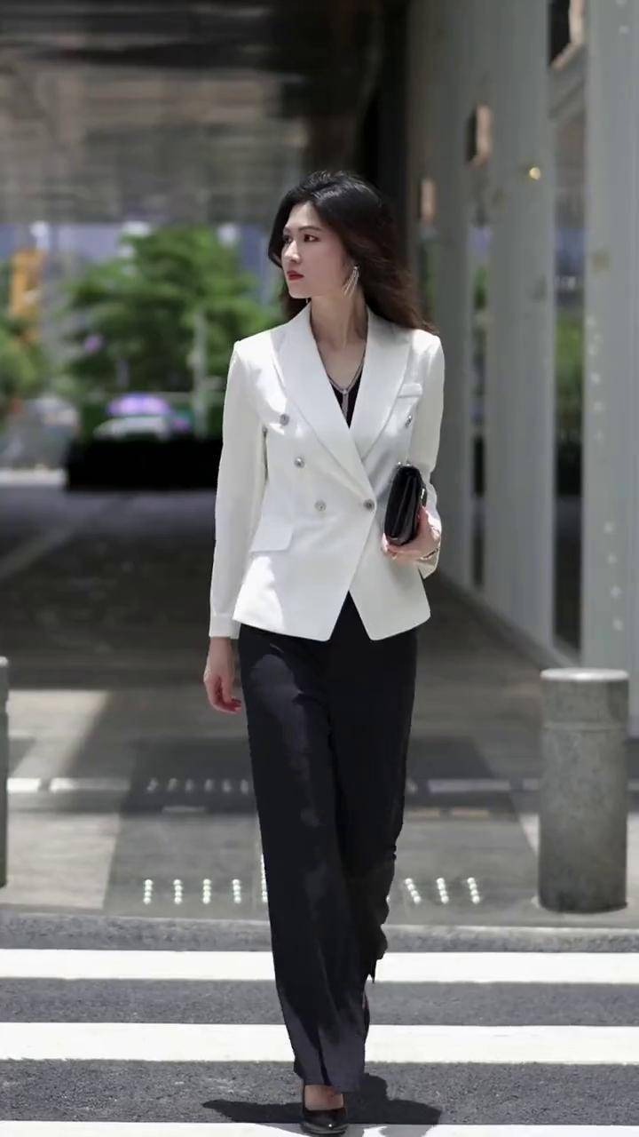 女高管穿搭面有朝气的女人怎么看都不俗气赢智尚赢智尚职场时装美出