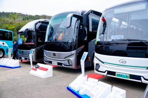 华为"黑科技"加持!苏州金龙新v系客车创新引领旅游出行未来