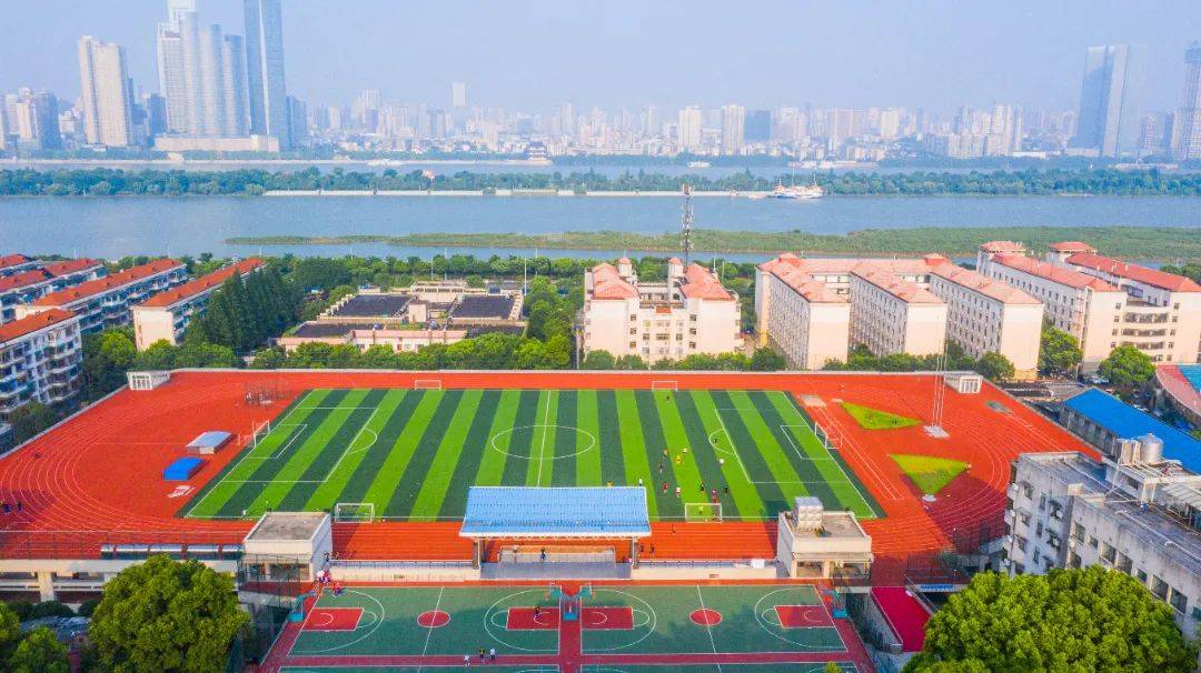 aspx或扫描以下二维码,进入湖南师大附中网上报名系统进行报名(不