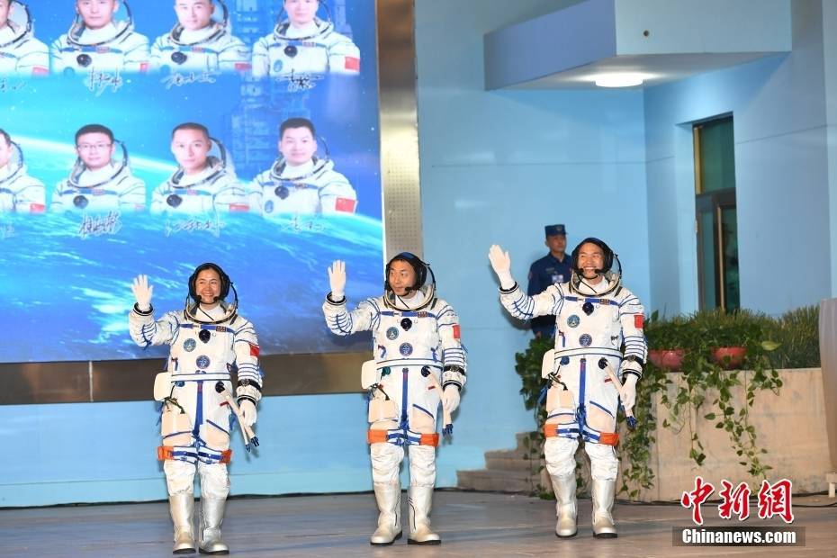 神舟十九号载人飞行任务航天员乘组出征仪式举行 神舟十九号载人飞行任务航天员乘组出征仪式举行