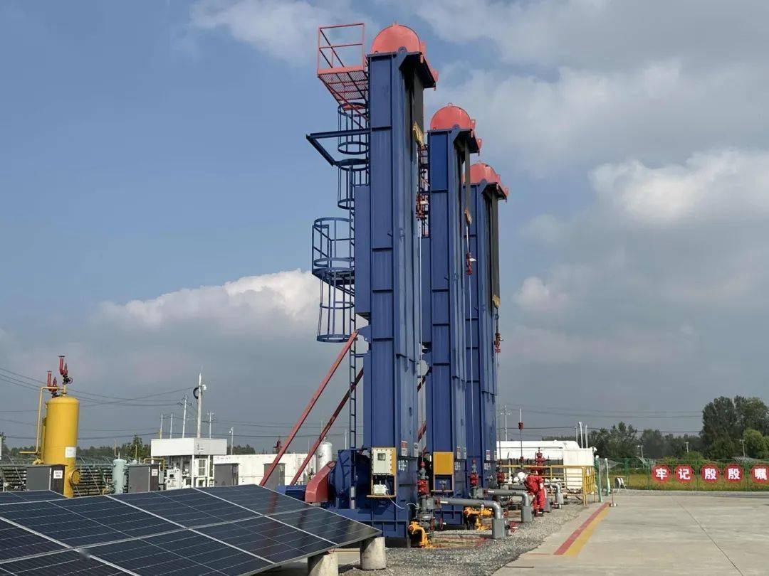 不断从地下采集原油抽油杆,抽油泵一刻不停井场的皮带式抽油机,联38