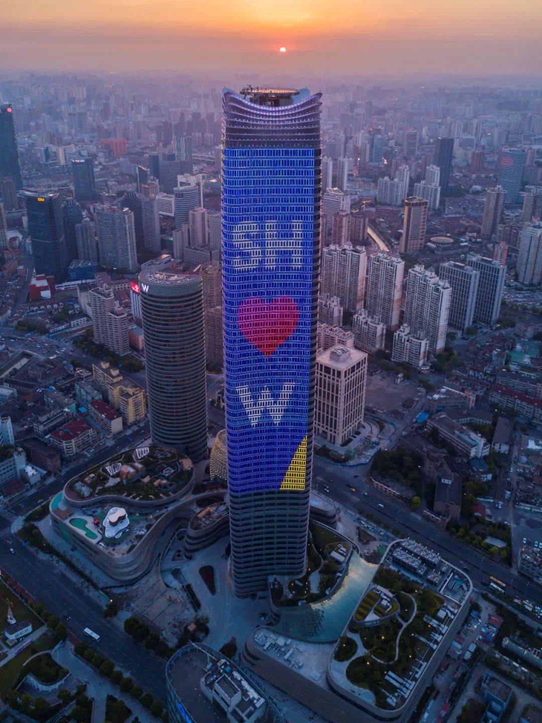 上海白玉兰广场▲魔都矩阵以上7条线路名称的第一个字连起来就是