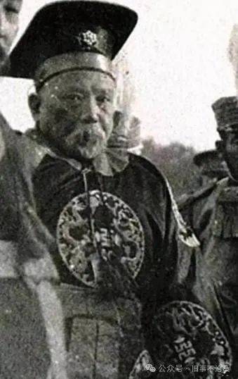 旧事照片:1915年: 袁世凯穿龙袍登基的老照片