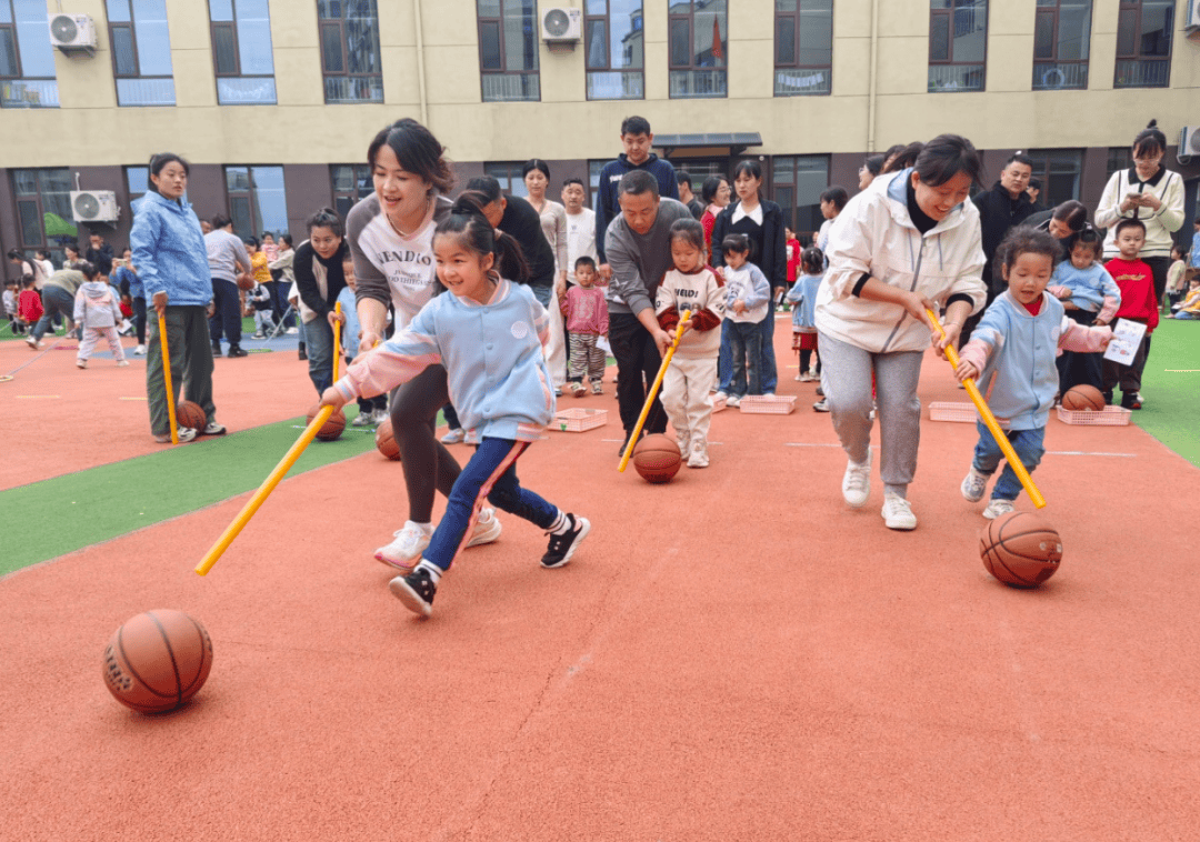 洪凝幼儿园开展"跃动金秋·乐享童年"亲子趣味运动会.