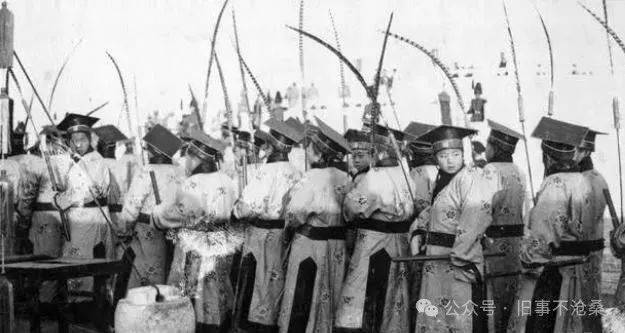 旧事照片:1915年: 袁世凯穿龙袍登基的老照片