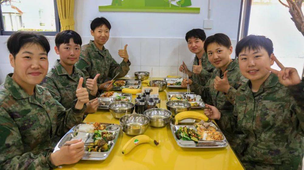 空军女兵吃饭伙食图片图片