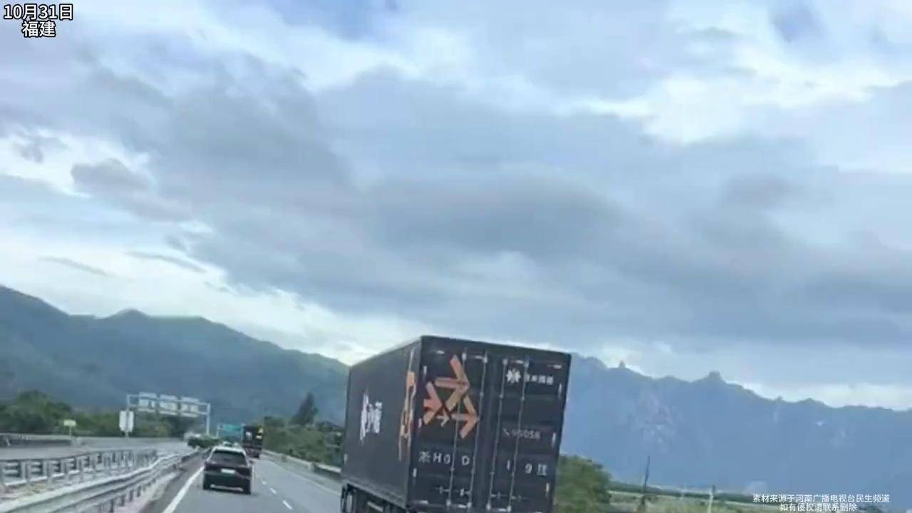 大货车在高速上轮胎破损,一路摩擦出火花,后车疯狂鸣笛示意