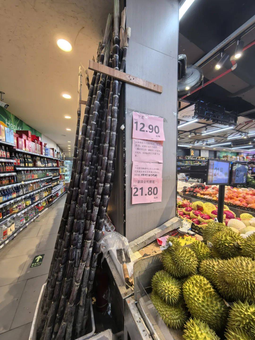 重量不同摆在沿街的位置招揽生意不少水果店,生鲜超市都把甘蔗连日来