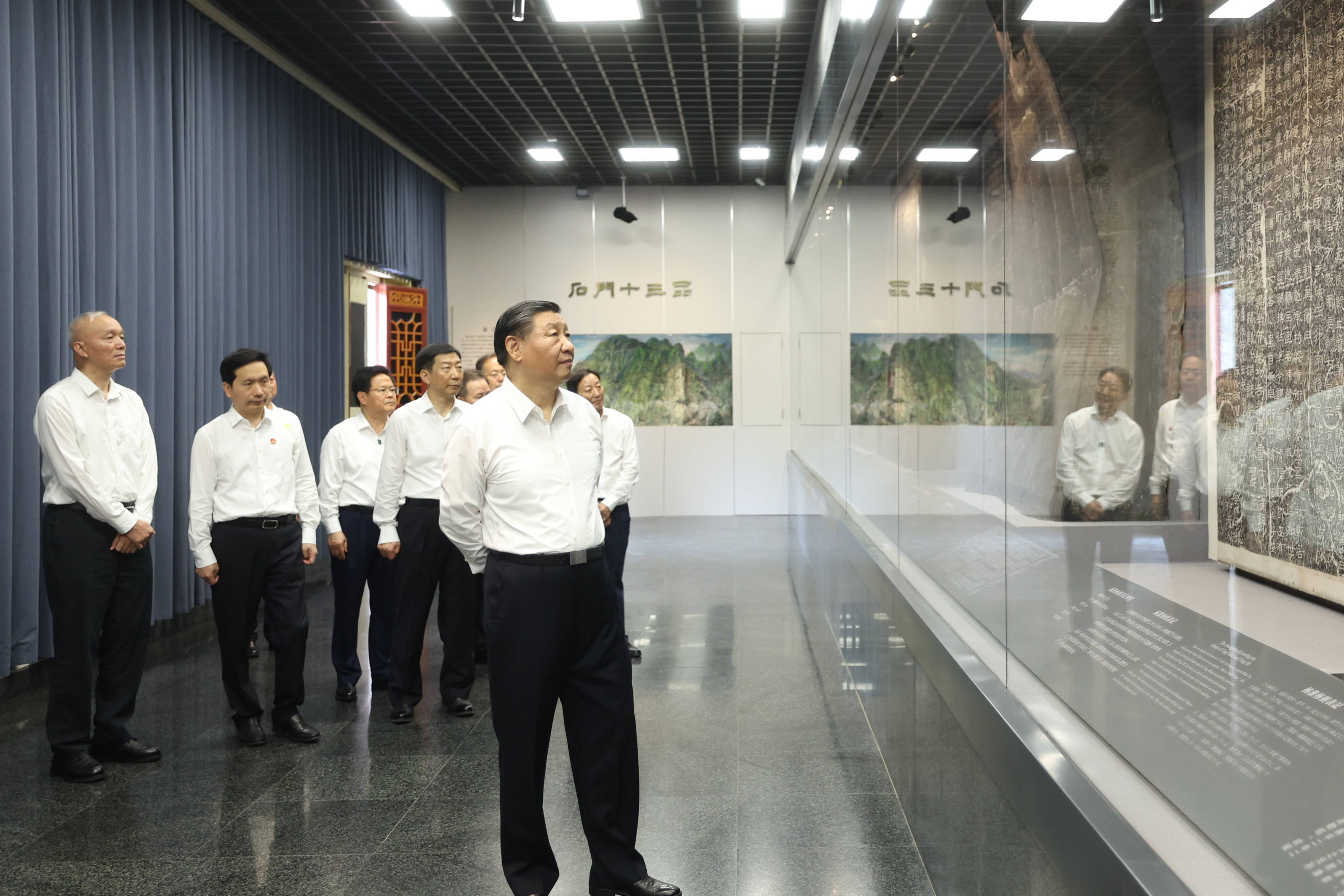 第一观察·瞬间 | 在这些文化遗存前,总书记停下脚步仔细察看 第一观察·瞬间 | 在这些文化遗存前,总书记停下脚步仔细察看