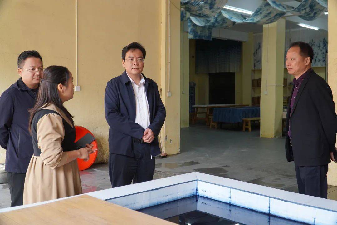 11月5日,永定区委副书记,区人民政府区长王学军带队到教字垭镇,就基层