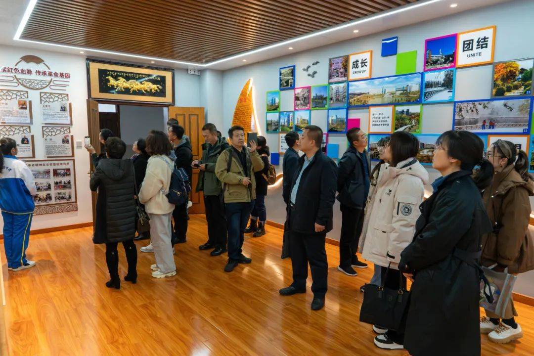 杜艳蕾校长为来访的高中骨干教师团队做《基于3 1 2高考首考的复习