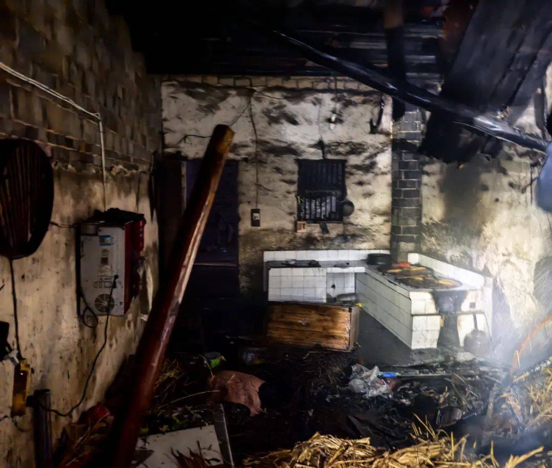 随后消防员将火势彻底扑灭火势没有蔓延所幸因村民自救得当起火点在