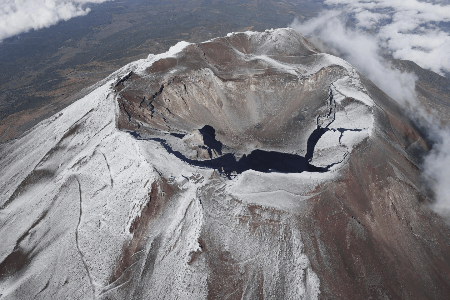 日本富士山迎来标志性雪顶,延迟降雪创130年纪录