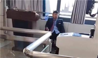 广西一高铁站工作人员上班躺坐答旅客问，官方通报