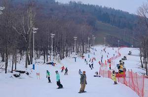 北大壶滑雪场开启全省新雪季首个滑雪季