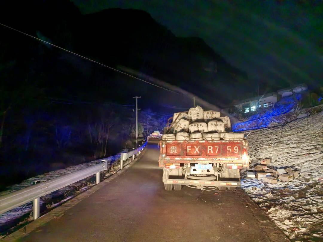 云南镇雄山体滑坡后第一夜:跟着救援人员运送物资