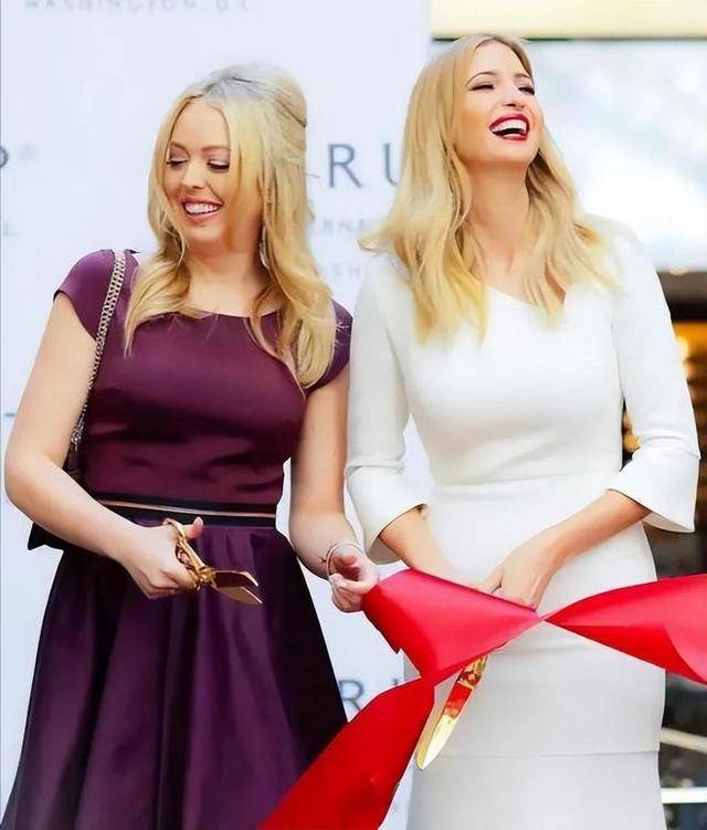 照片中,蒂芙尼身着一袭白裙,光彩照人,与往日低调的形象形成鲜明