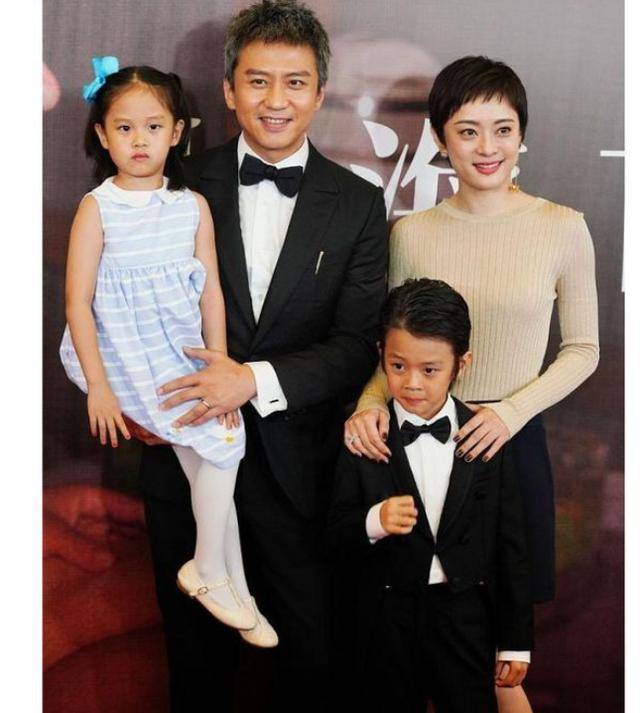 邓超孙俪一家亮相,一对儿女出镜, 儿子像妈妈女儿像爸爸!