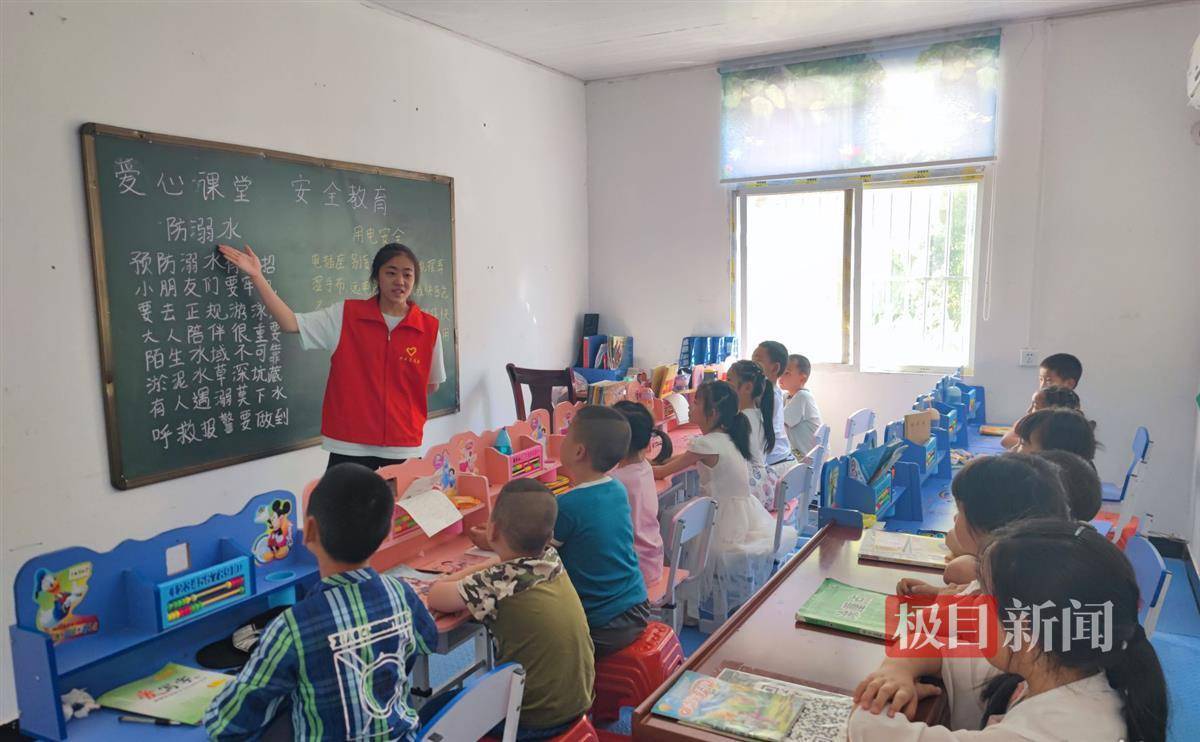 返乡扎根“爱心课堂”，在校大学生吴亚萍三年寒暑假坚持支教