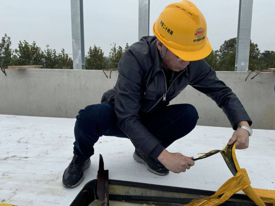 一割就开一扯就断 合新铁路多家施工单位被曝以